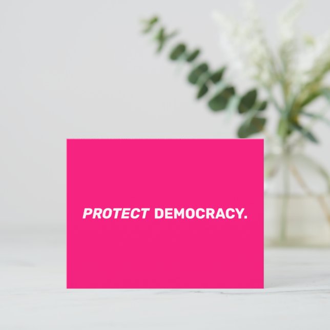 Skydda demokratin i modern typografi shock rosa vykort (Stående Fram)