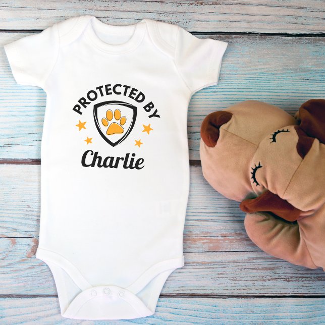 "Skyddad av" Anpassningsbar Hund Namn Cute T Shirt ("Protected By" Custom Dog Name Cute Baby Bodysuit)