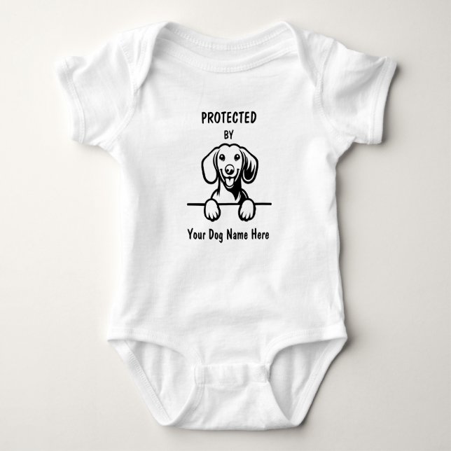 Skyddad av Dachshund, Anpassningsbar Hund Namn T Shirt (Framsida)