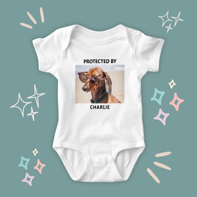 Skyddad av Dachshund Pet Photo Personlig T Shirt (Protected By Dachshund Pet Photo Personalized Baby Bodysuit
)