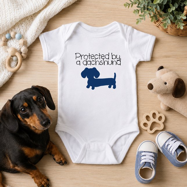 Skyddad av en Dachshund (blå) T-shirt (Wiener dog baby shower gift, - funny outfit Protected by a Dachshund (blue) Baby Bodysuit)