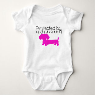 Skyddad av en Dachshund (rosa) T-shirt
