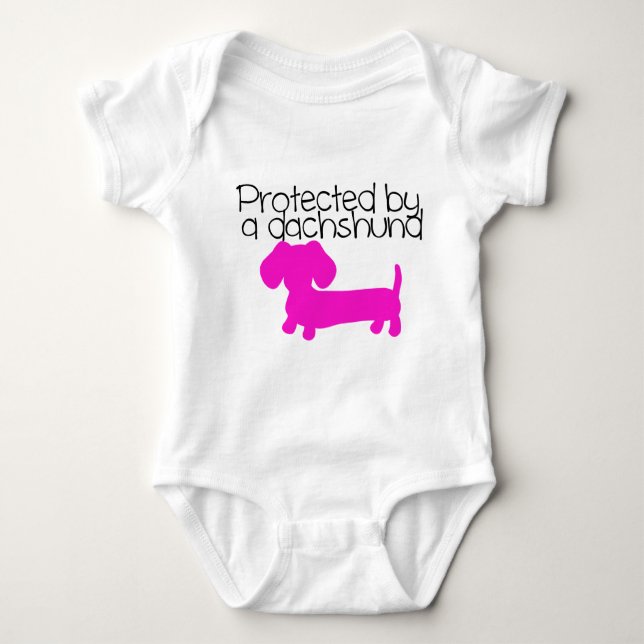Skyddad av en Dachshund (rosa) T-shirt (Framsida)