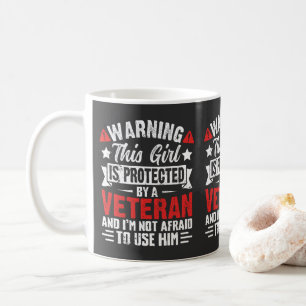 Skyddad Av En Krigsveteran Stolt Krigsveterandotte Kaffemugg