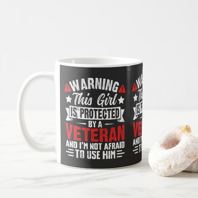 Skyddad Av En Krigsveteran Stolt Krigsveterandotte Kaffemugg (Med munk)