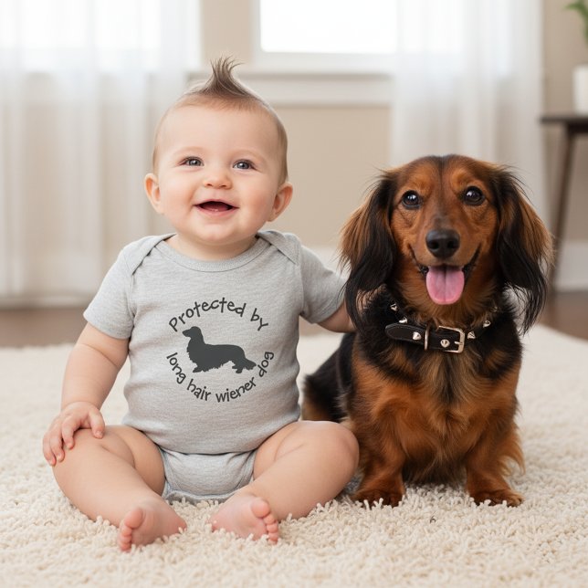 Skyddad av en långhårig wienerhundsbabyoutfit t shirt (Protected by a Long hair wiener dog - funny newborn baby outfit for baby shower gifts   )