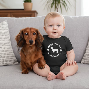 Skyddad av ett Dachshund - Doxie Baby-konfektion T Shirt