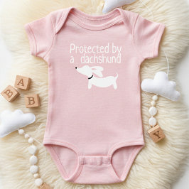 Skyddad av ett Dachshund Flicka-konfekt T-shirt