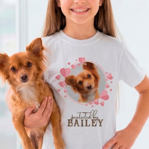 Skyddad av hund Anpassad husdjur Foto Rosa hjärtan T Shirt