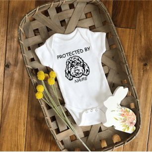 Skyddad av Hund baby-kroppsdräkt och hund T Shirt