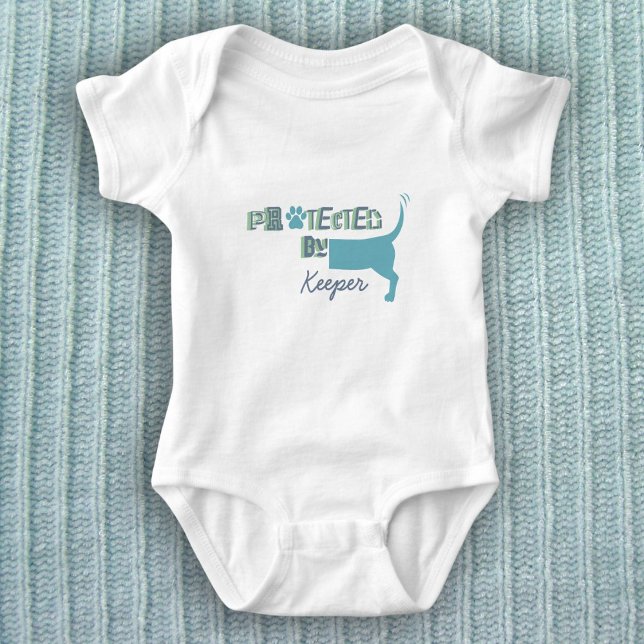Skyddad av Hund Cute Baby Bodykostym T Shirt ("Protected By" baby bodysuit for your newborn can be customized with your dog's name!)