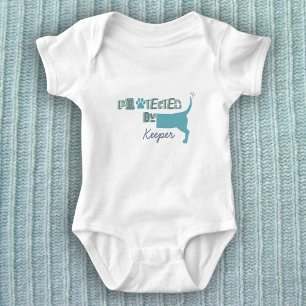 Skyddad av Hund Cute Baby Bodykostym T Shirt
