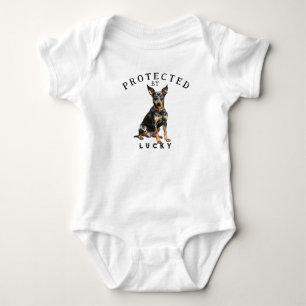 Skyddad av Hund Familj T Shirt