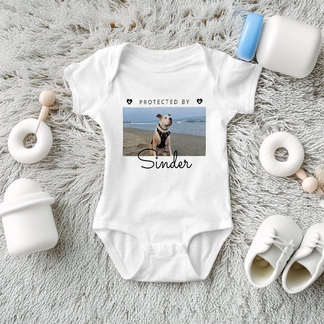 Skyddad av hund Foto Personlig  T Shirt (Protected By Dog Photo Personalized Baby Bodysuit)