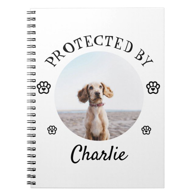 Skyddad Av Hund Foto Tassavtryck Design Anteckningsbok (Framsidan)