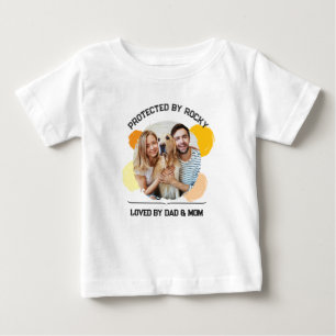 Skyddad av Hund Loved by Pappa and Mo Personlig T Shirt