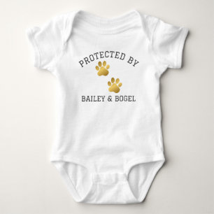 Skyddad av Hundar Namn Shirt Baby Shower Newborn T