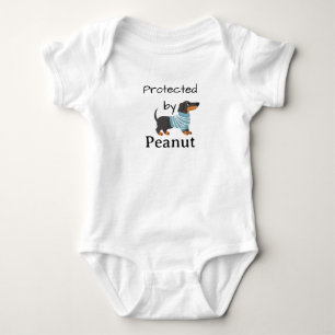 Skyddad av Peanut (Namn) Dachshund T Shirt
