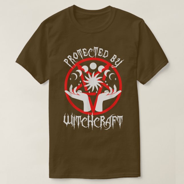 Skyddad av Witchcraft T-Shirt (Design framsida)
