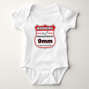 skyddat av 9mm shield.png tee shirt
