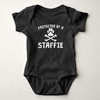 Skyddat av en Staffie Tee Shirt