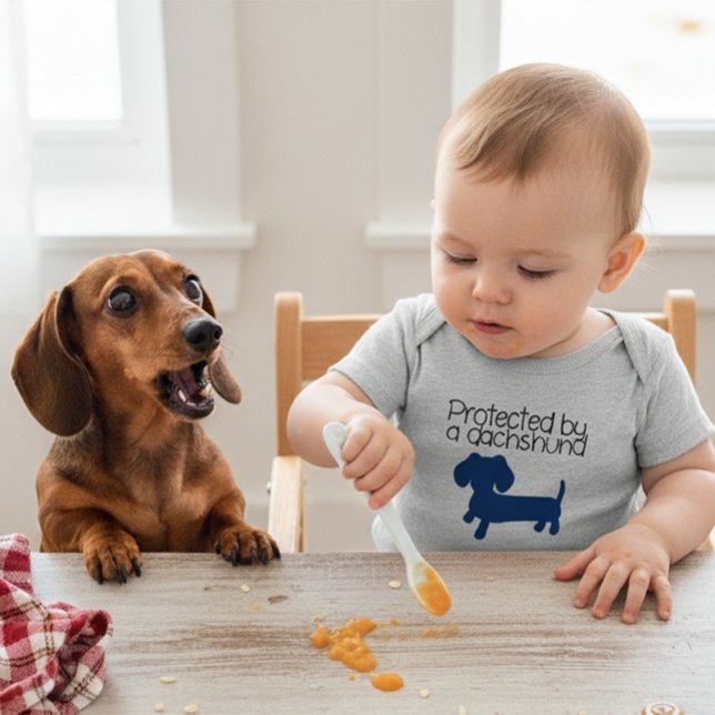 Skyddat av en tax (blått) t-shirt (Protected by a dachshund - my wiener dog looks out for me and my shirt says so!)