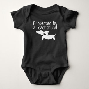 Skyddat av neutralt för gender för taxbabydräkt t-shirt