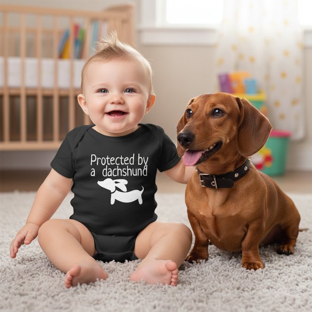 Skyddat av neutralt för gender för taxbabydräkt t-shirt (Funny Dachshund newborn baby outfit - Protected by a dachshund - great baby shower gift)