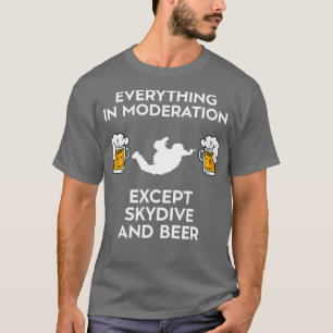 Skydive Skydiving Parachuting Fallskärm och öl T Shirt