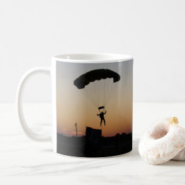 Skydiver Fallskärm vid Sunset Himlar Diver Kaffemugg