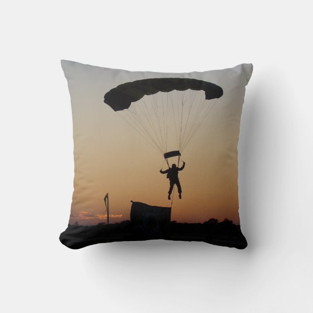 Skydiver Fallskärm vid Sunset Himlar Diver Kudde (Framsida)