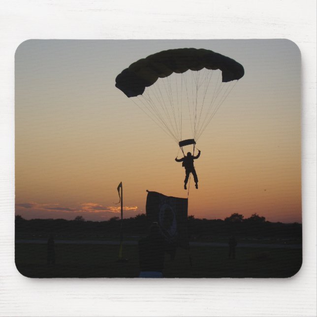 Skydiver Fallskärm vid Sunset Himlar Diver Musmatta (Framsidan)