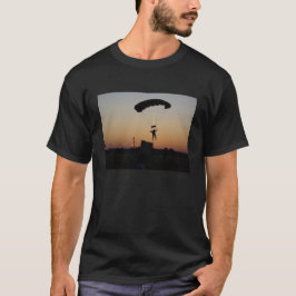 Skydiver Fallskärm vid Sunset Himlar Diver T-shirt