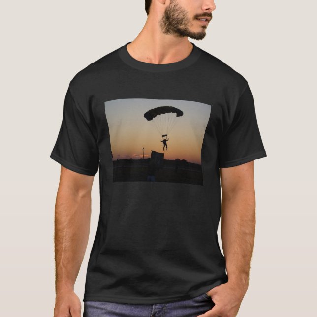 Skydiver Fallskärm vid Sunset Himlar Diver Tee (Framsida)