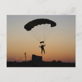 Skydiver Fallskärm vid Sunset Himlar Diver Vykort