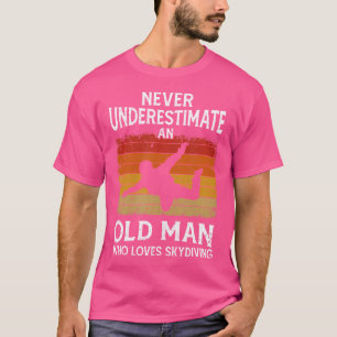 Skydiver underskattar aldrig en gammal man som Kär T Shirt