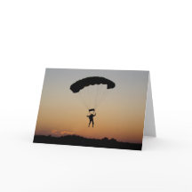 Skydiverfallskärm på solnedgånghimmeldykare