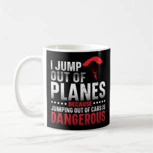 Skydiving jag hoppar ut från Flygplan för att ho Kaffemugg