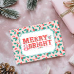 Skygig meri och ljus | Retro Rosa och Red Holly Julkort<br><div class="desc">Det här kortet har en glad Julhälsningar i en modern segerrik stil-typografi på rosa och röd,  grym bakgrund. Du kan anpassa dig med namn och året.</div>