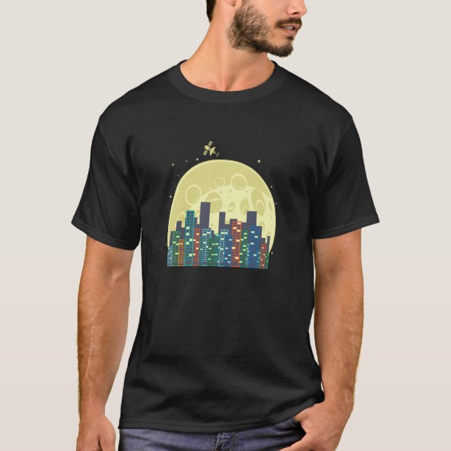 Skyline in front of Moon and Satellite Building Ci T Shirt (Framsida)