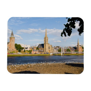 Skyline och flod i den pittoreska staden Inverness Magnet