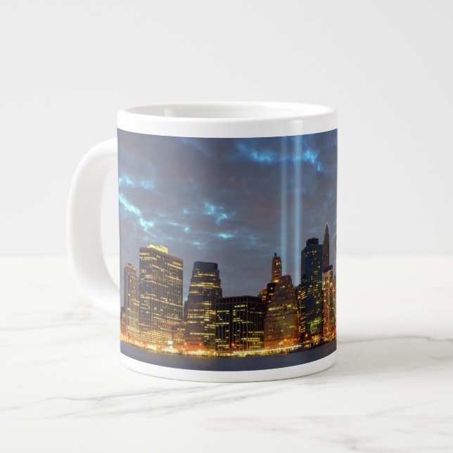 Skyline-visning av stan på natten. jumbo mugg (Framsida vänster)