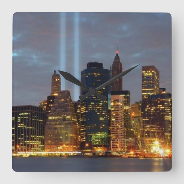 Skylinvyn av staden på natten. fyrkantig klocka (Framsida)