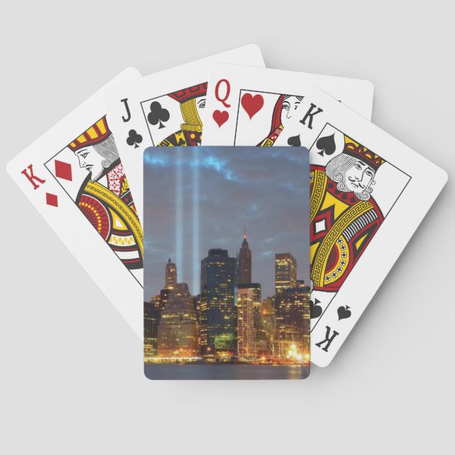 Skylinvyn av staden på natten. spel kort (Baksidan)
