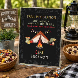 Skylt för Trail Mix-station för campingfödelsedags