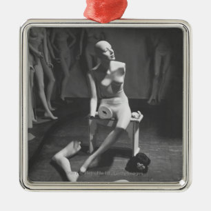 Skyltdockan med lägger benen på ryggen och julgransprydnad metall