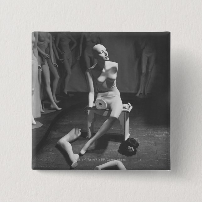 Skyltdockan med lägger benen på ryggen och knapp (Framsida)