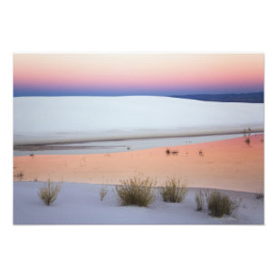 Skymning himmel återspeglas i vattenpöl från fototryck