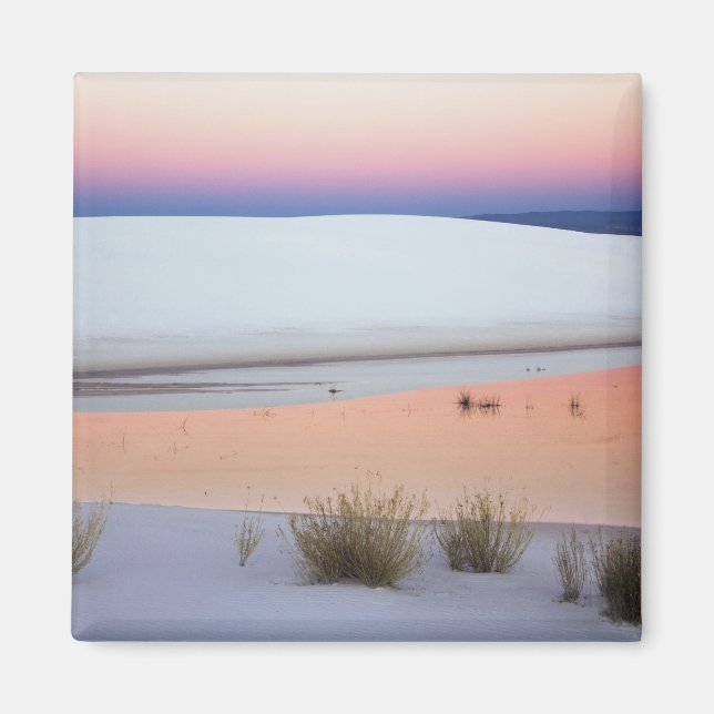 Skymning himmel återspeglas i vattenpöl från magnet (Framsidan)