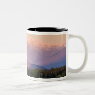 Skymning och Mount Washington i New Hampshire Två-Tonad Mugg